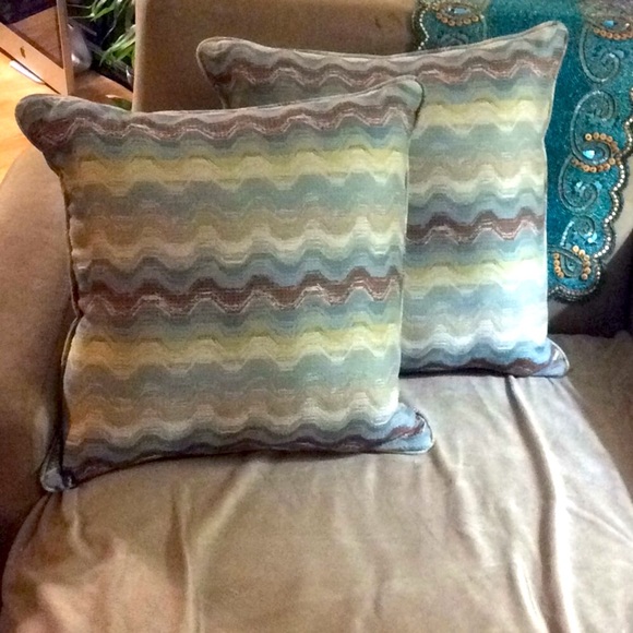 Throw/Accent pillow set of 2 - Picture 1 of 8